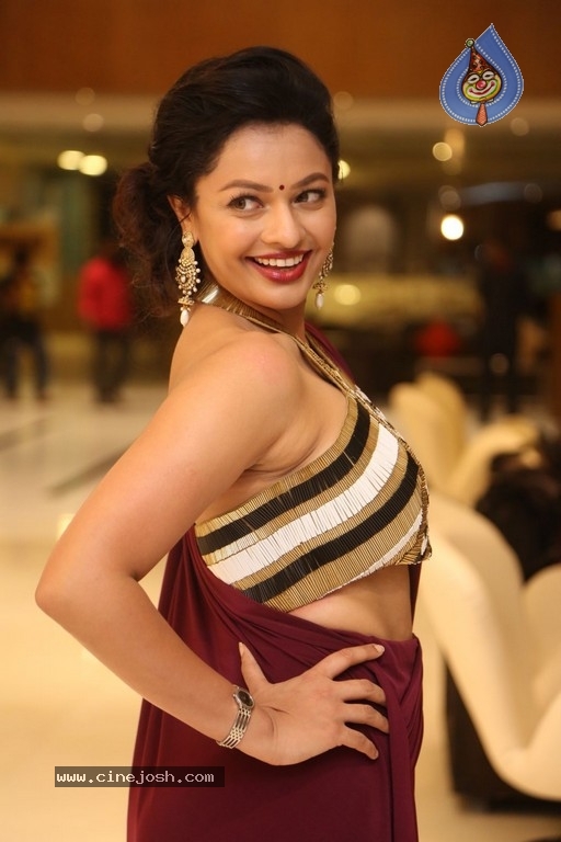 Pooja Kumar New Photos - 20 / 42 photos