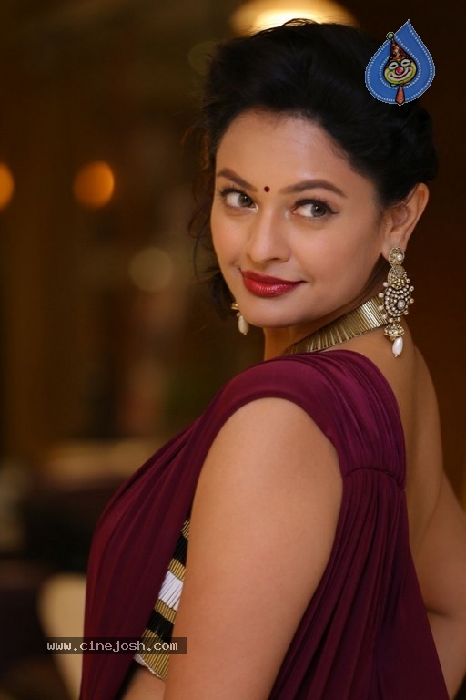 Pooja Kumar New Photos - 22 / 42 photos