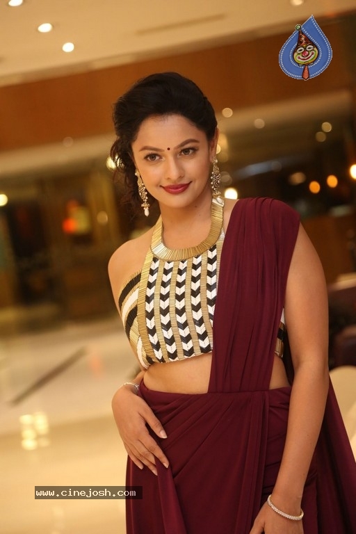 Pooja Kumar New Photos - 28 / 42 photos