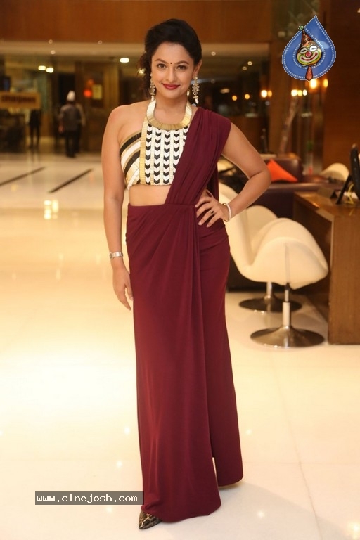 Pooja Kumar New Photos - 34 / 42 photos