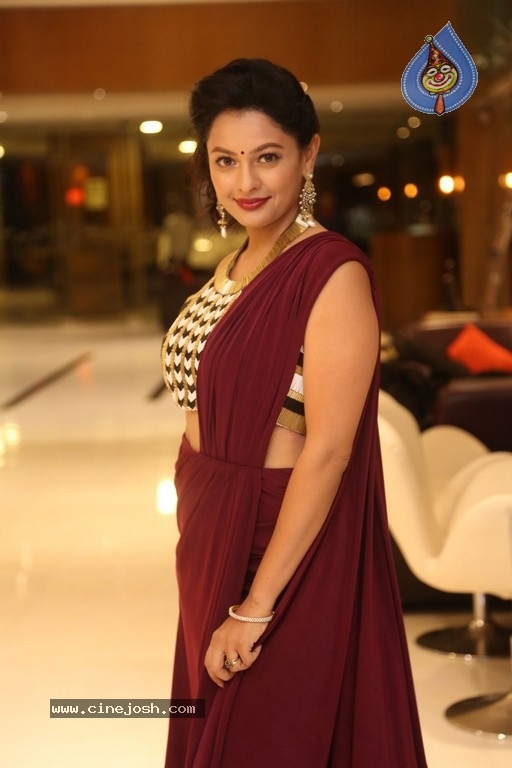 Pooja Kumar New Photos - 38 / 42 photos