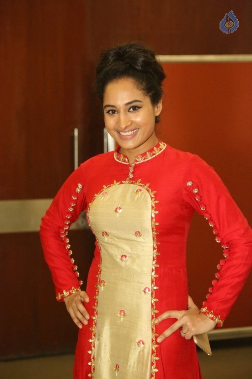 Pooja New Photos - 10 / 34 photos