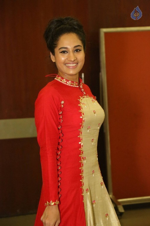 Pooja New Photos - 11 / 34 photos