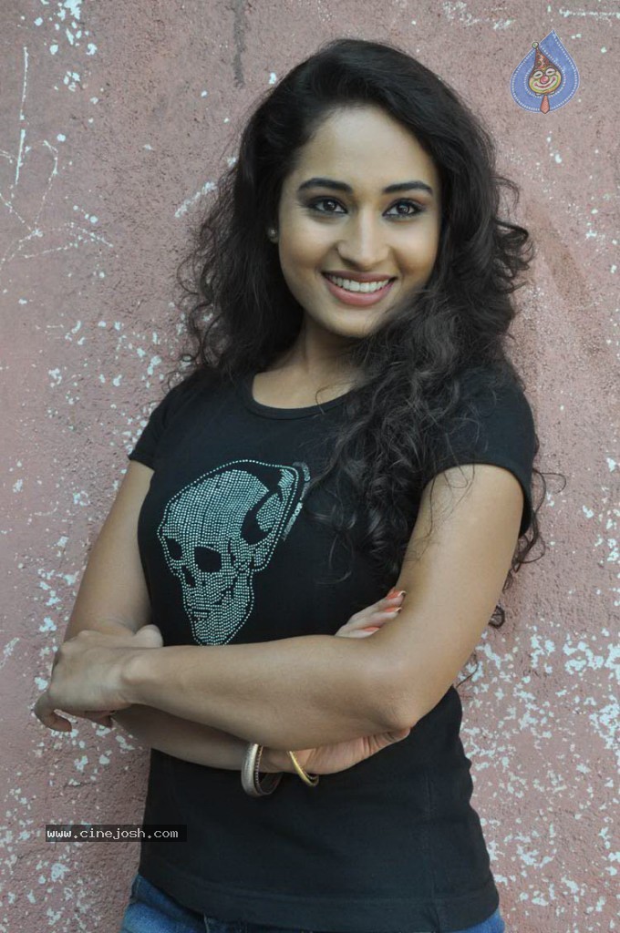 Pooja New Stills - 2 / 20 photos