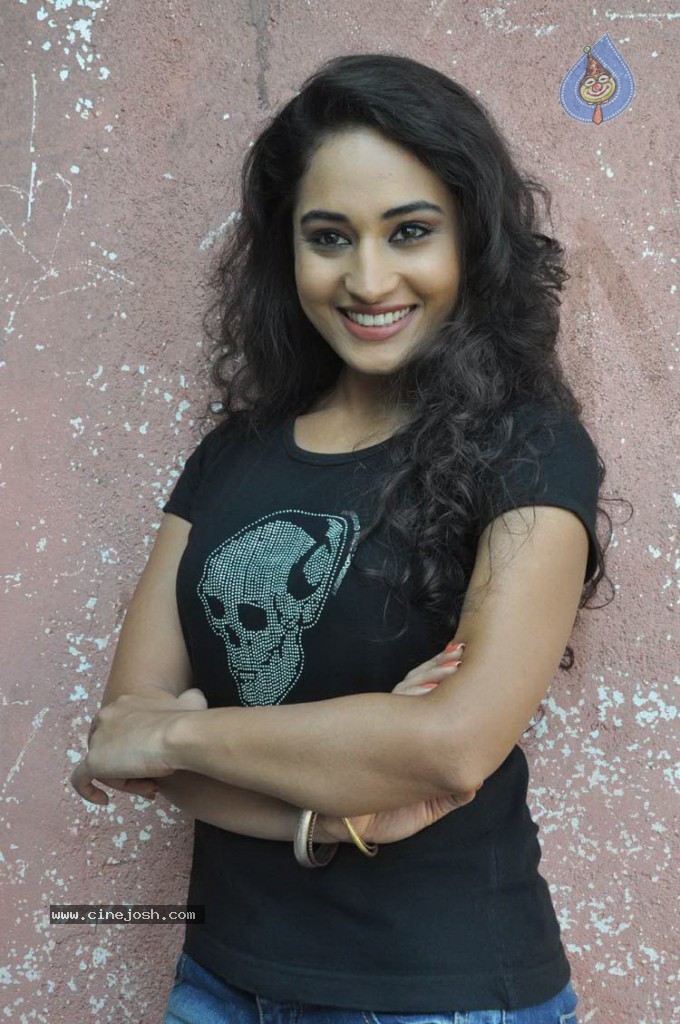 Pooja New Stills - 4 / 20 photos