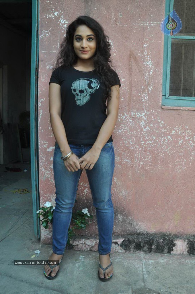 Pooja New Stills - 6 / 20 photos