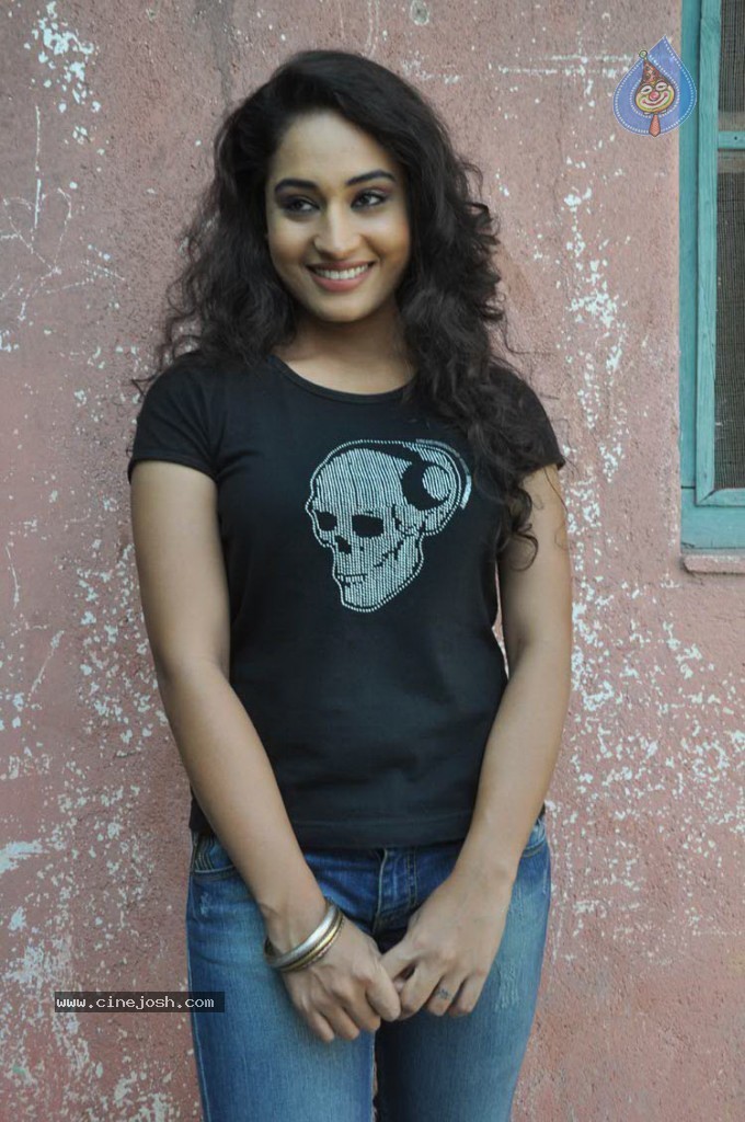 Pooja New Stills - 9 / 20 photos