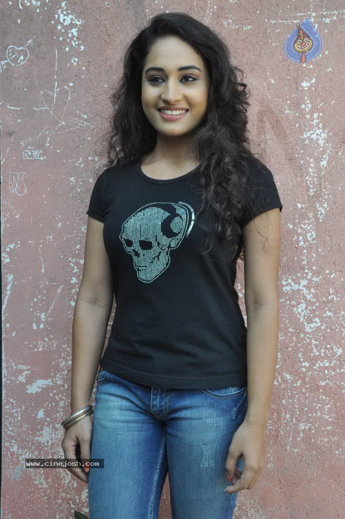 Pooja New Stills - 12 / 20 photos