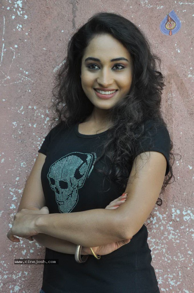 Pooja New Stills - 13 / 20 photos