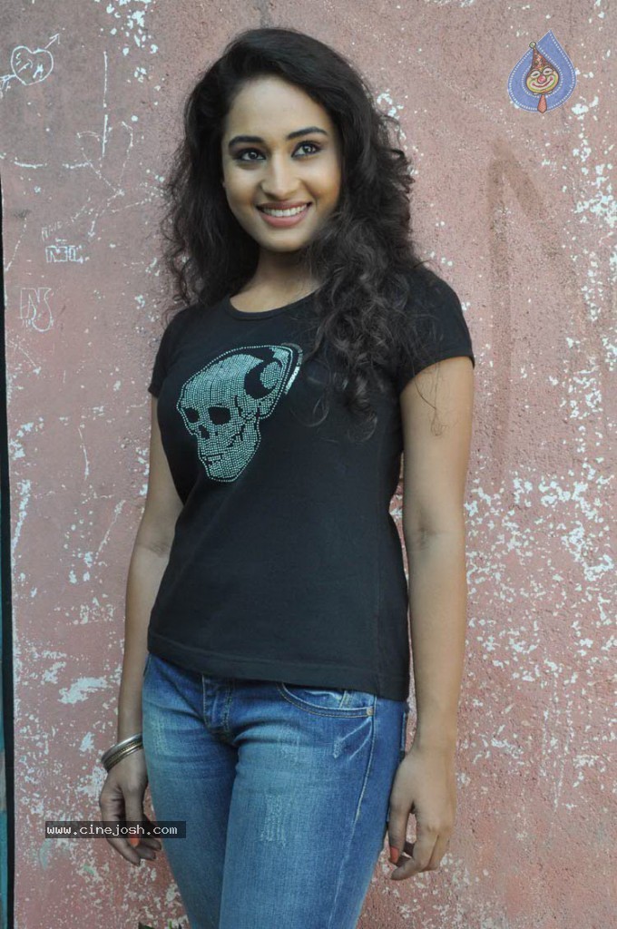 Pooja New Stills - 14 / 20 photos