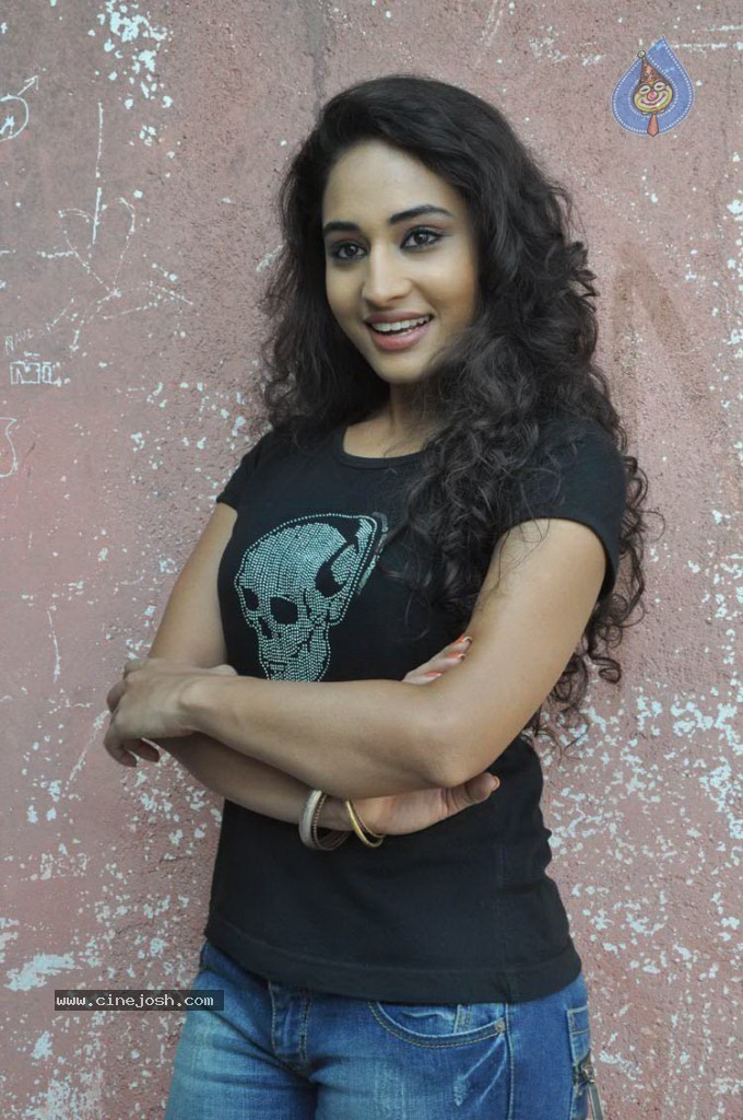 Pooja New Stills - 15 / 20 photos