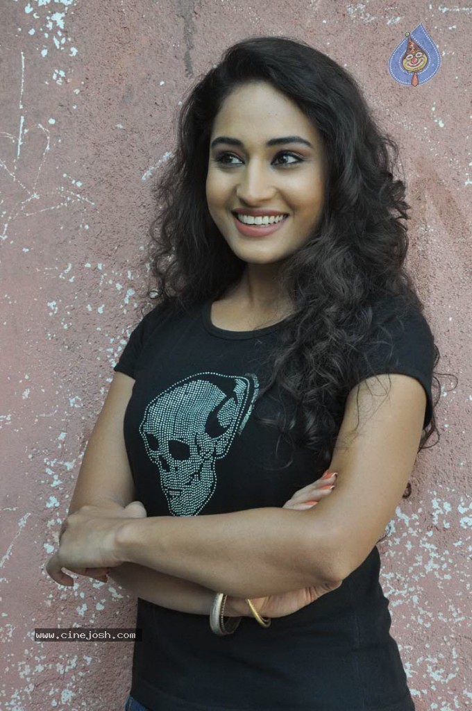 Pooja New Stills - 19 / 20 photos