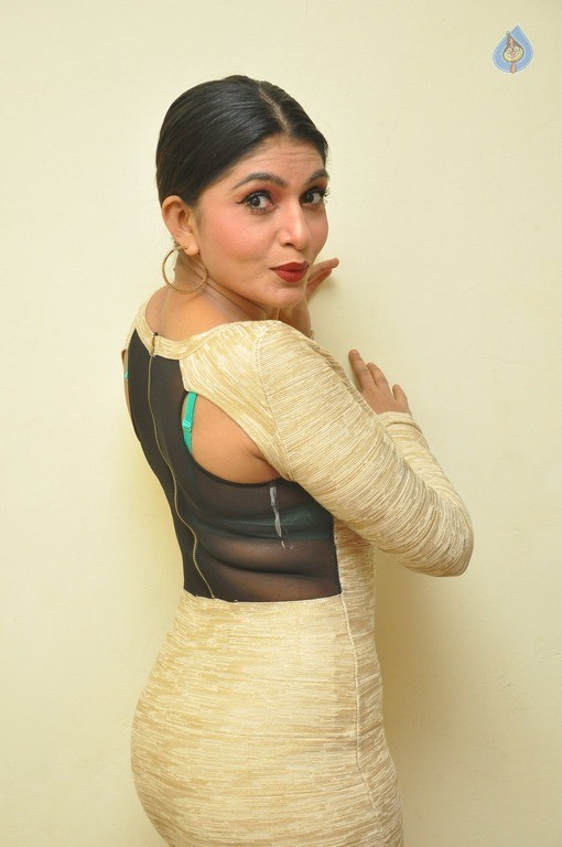 Pooja Roshan New Gallery - 26 / 35 photos