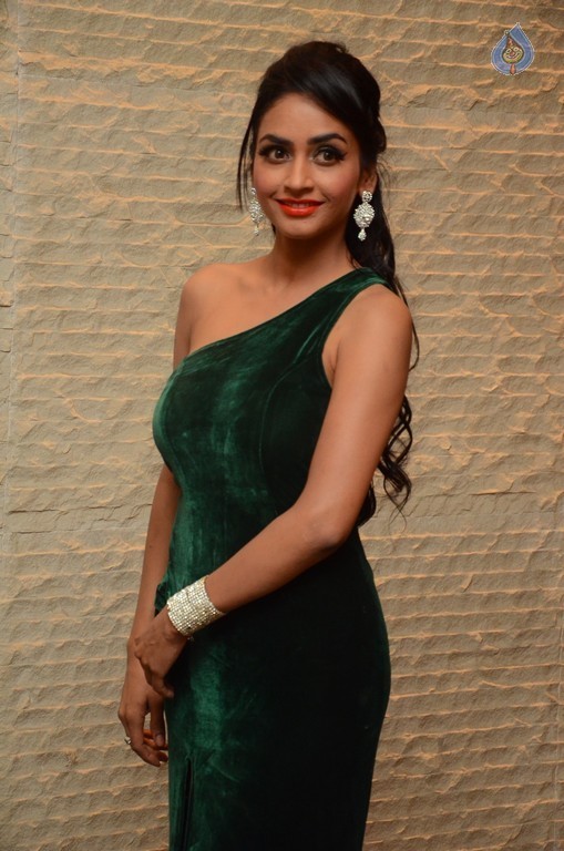 Pooja Sri New Pics - 30 / 32 photos