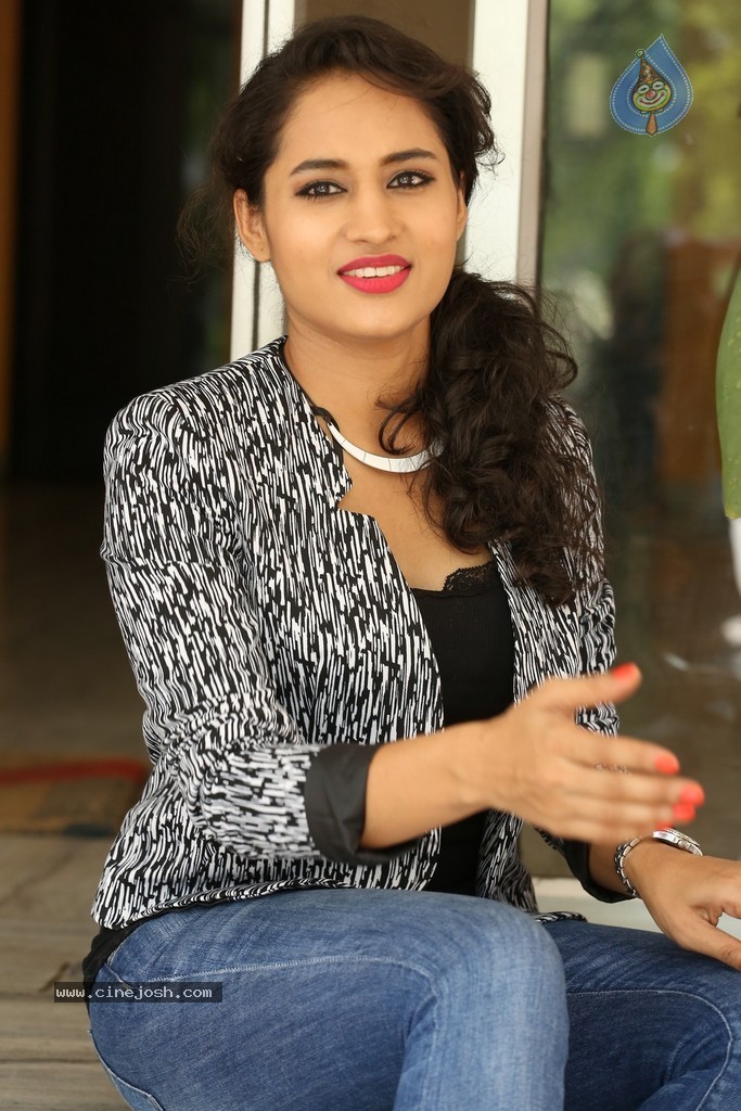 Pooja Stills - 6 / 101 photos