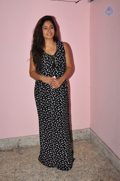 Poonam Bajwa Gallery - 24 / 32 photos