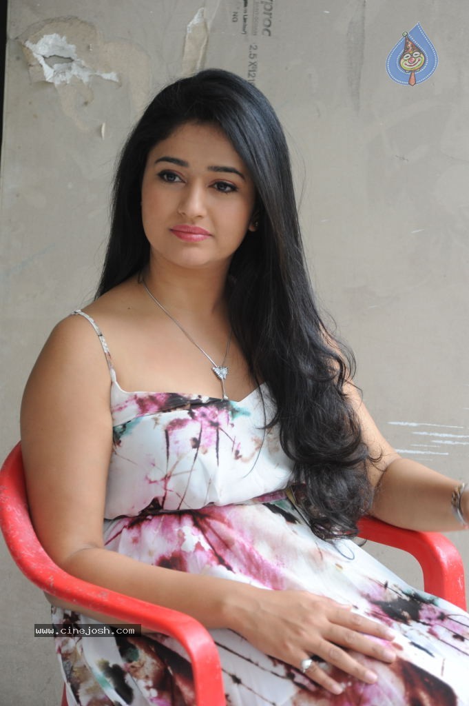 Poonam Bajwa Hot Gallery - 15 / 150 photos