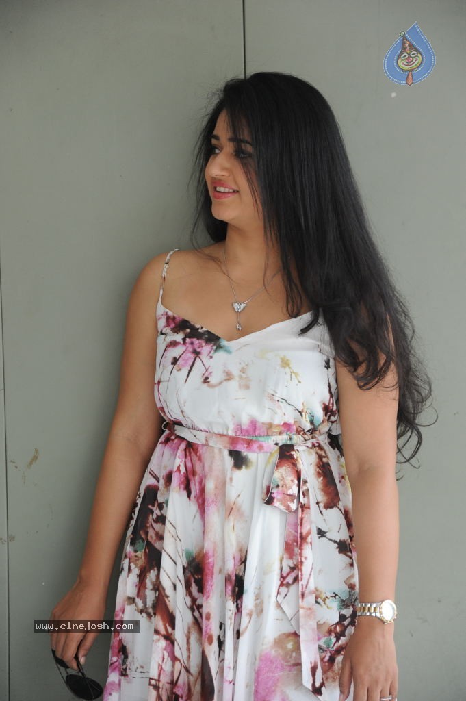 Poonam Bajwa Hot Gallery - 31 / 150 photos