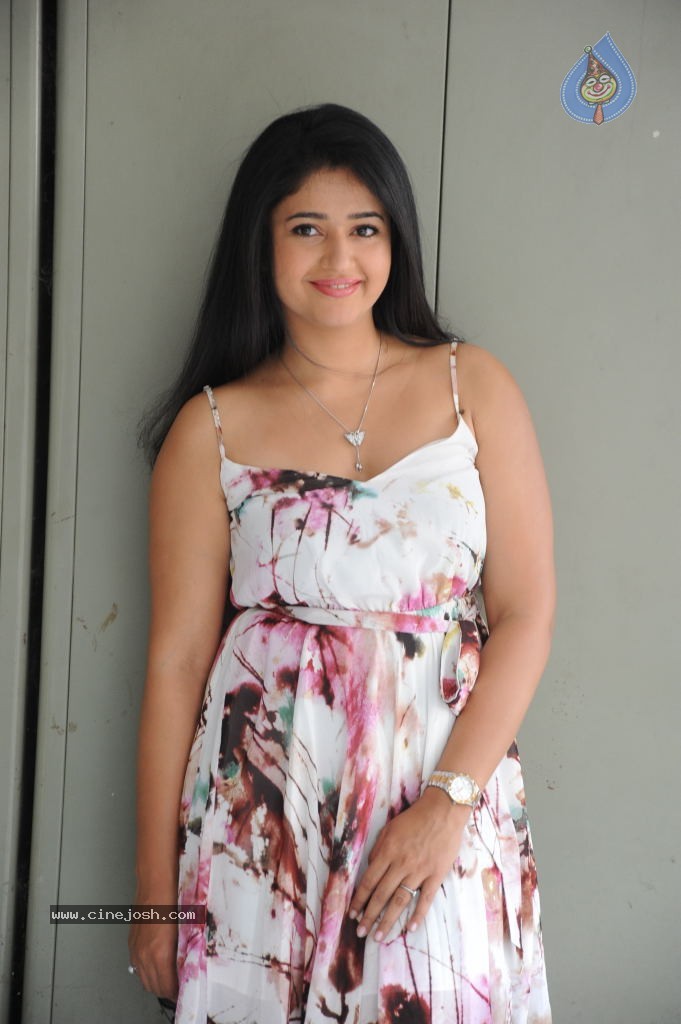 Poonam Bajwa Hot Gallery - 36 / 150 photos