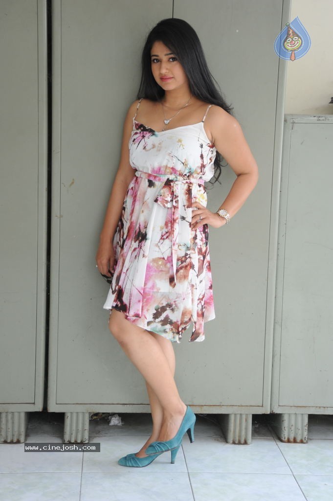 Poonam Bajwa Hot Gallery - 52 / 150 photos