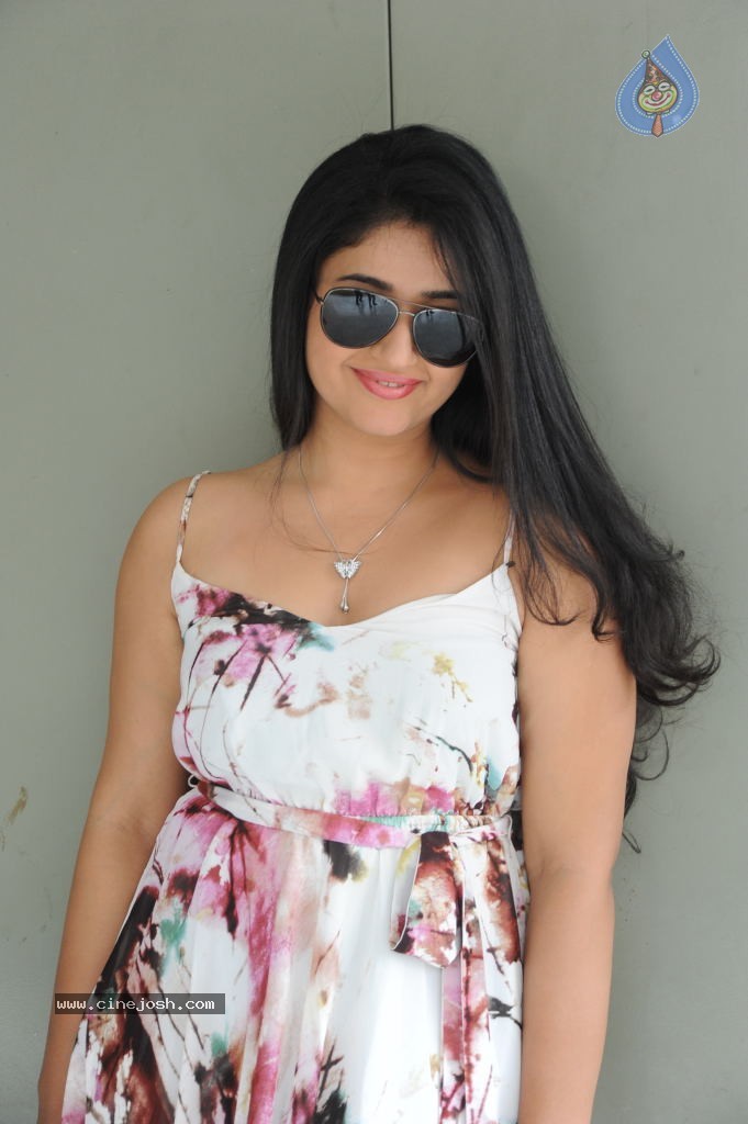 Poonam Bajwa Hot Gallery - 80 / 150 photos