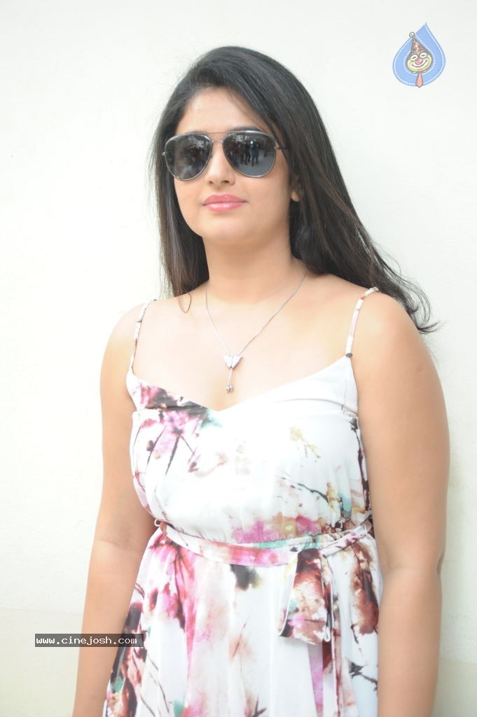 Poonam Bajwa Hot Gallery - 88 / 150 photos