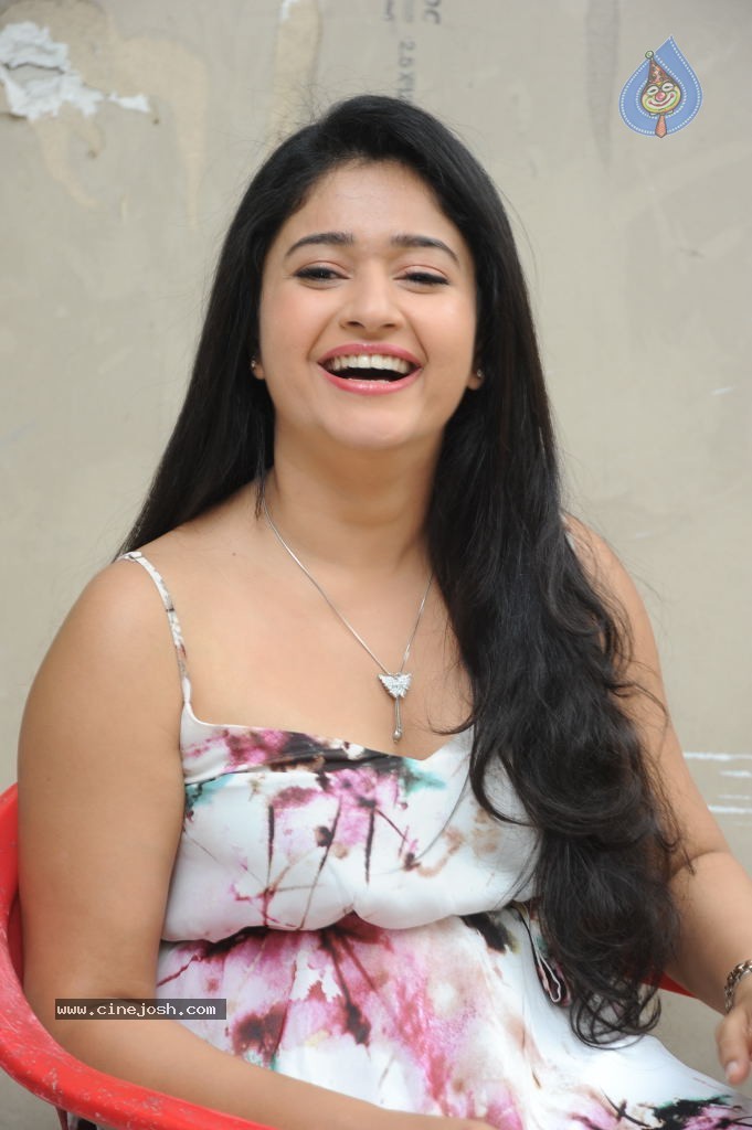 Poonam Bajwa Hot Gallery - 117 / 150 photos