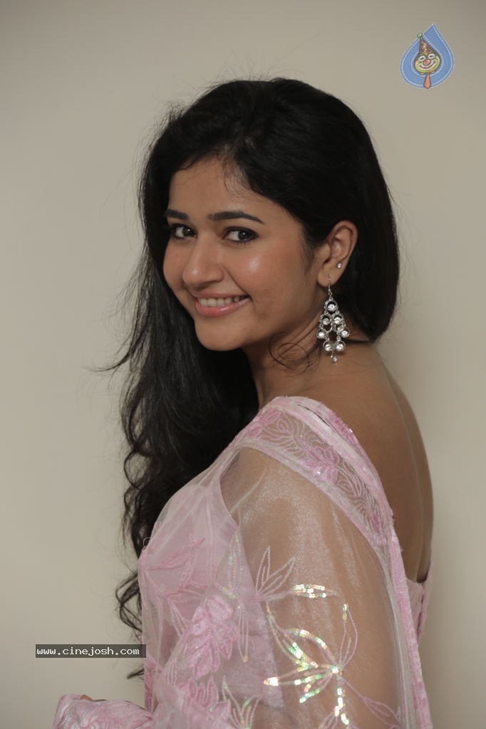 Poonam Bajwa New Pics - 10 / 39 photos