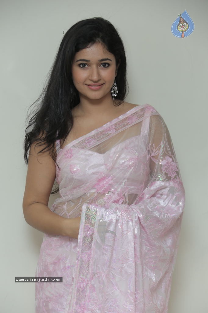 Poonam Bajwa New Pics - 12 / 39 photos