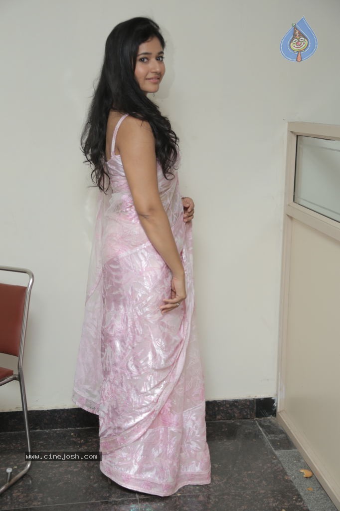 Poonam Bajwa New Pics - 15 / 39 photos