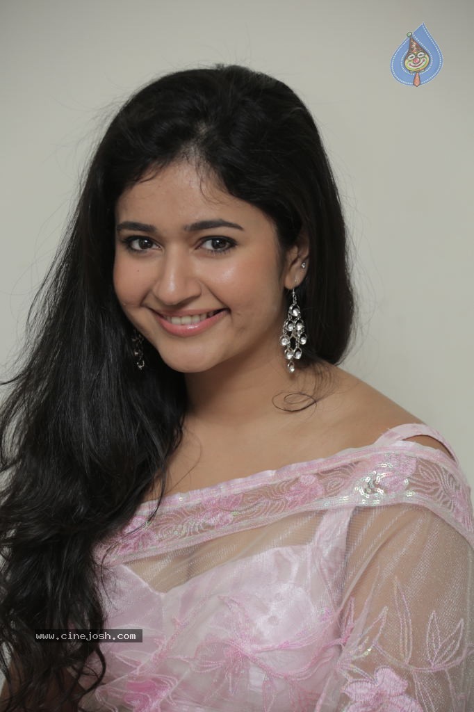 Poonam Bajwa New Pics - 16 / 39 photos