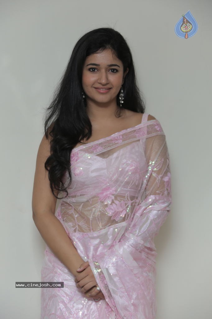 Poonam Bajwa New Pics - 19 / 39 photos
