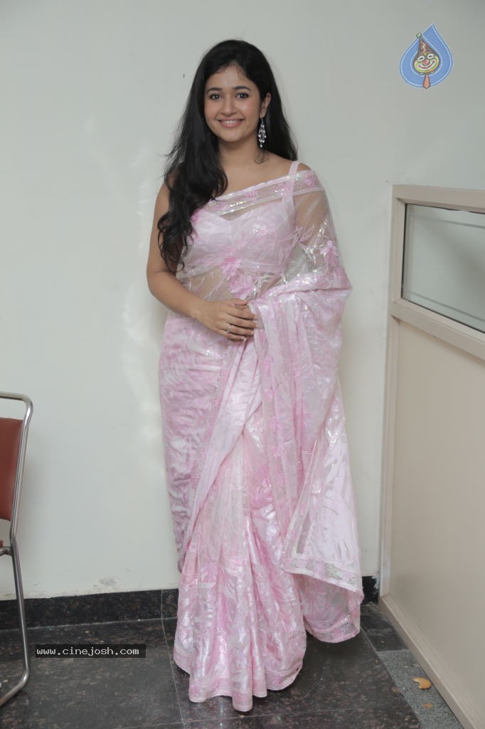 Poonam Bajwa New Pics - 26 / 39 photos