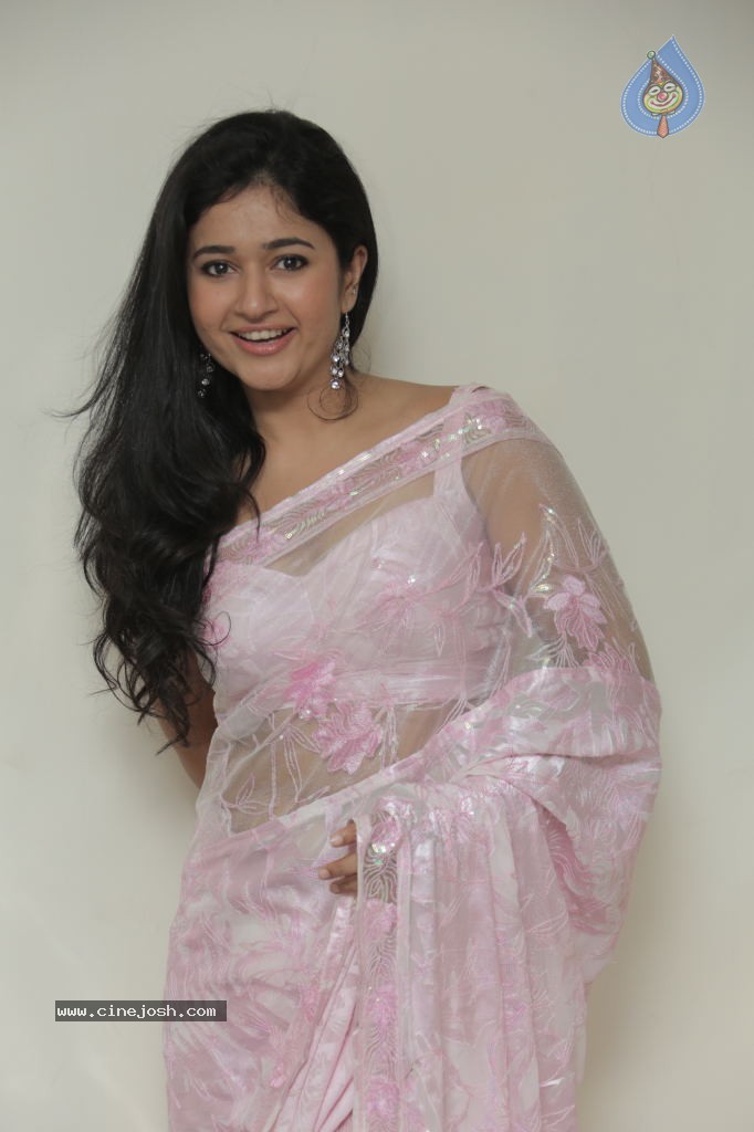 Poonam Bajwa New Pics - 29 / 39 photos