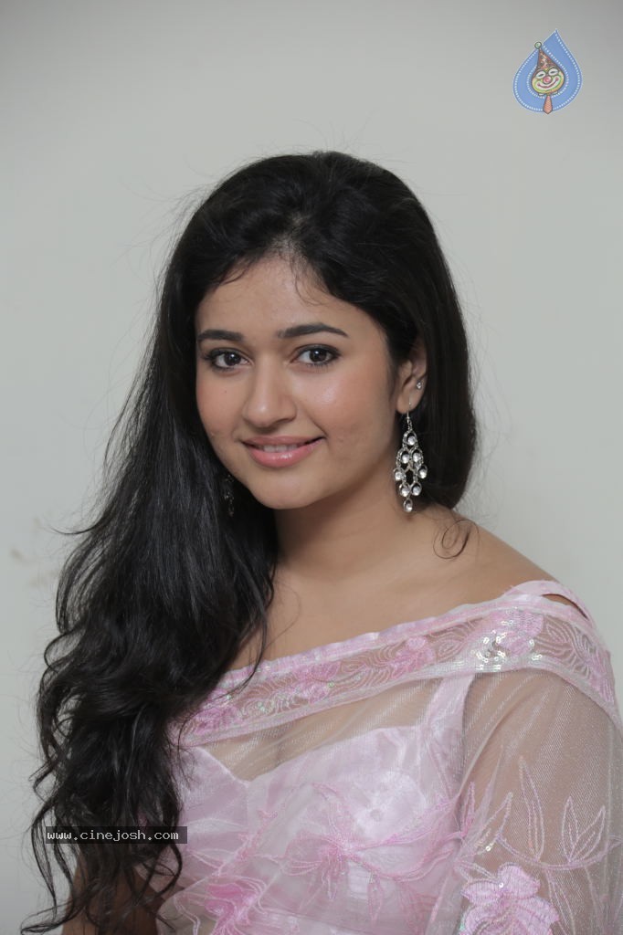 Poonam Bajwa New Pics - 30 / 39 photos