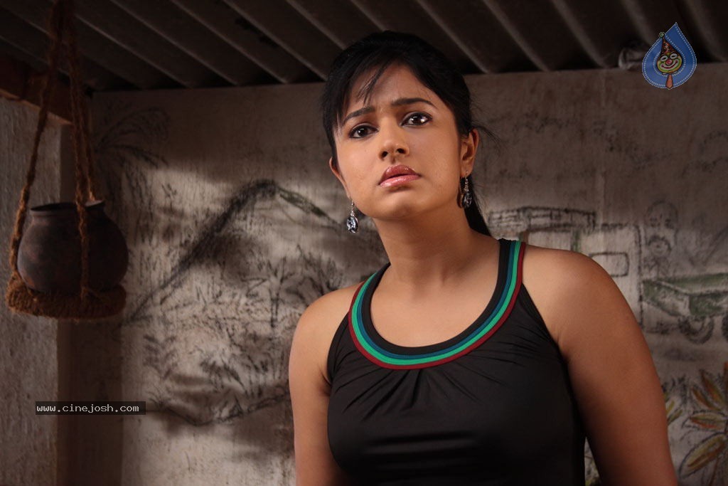 Poonam Bajwa New Stills - 27 / 43 photos