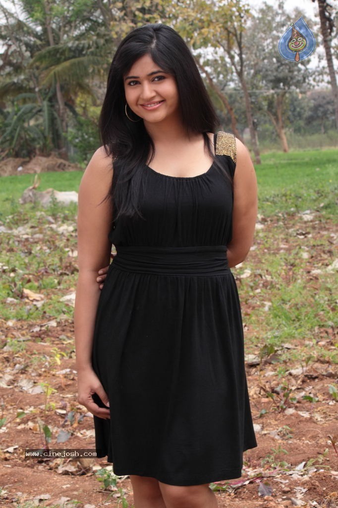Poonam Bajwa New Stills - 37 / 43 photos