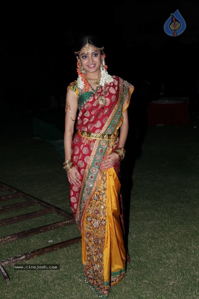 Poonam Kaur Cute Stills - 16 / 44 photos