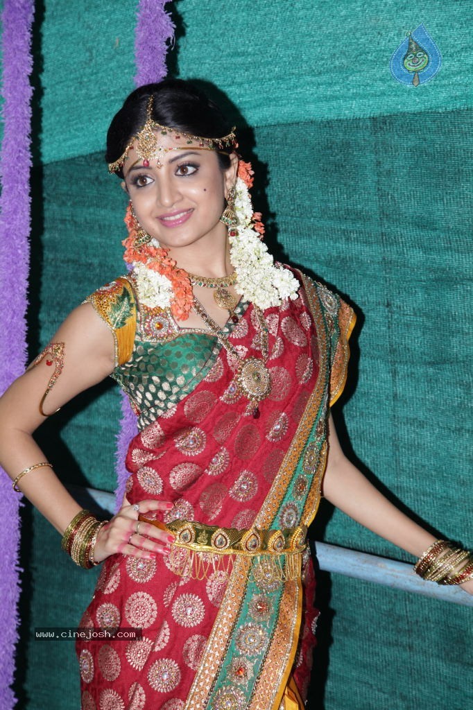 Poonam Kaur Cute Stills - 24 / 44 photos