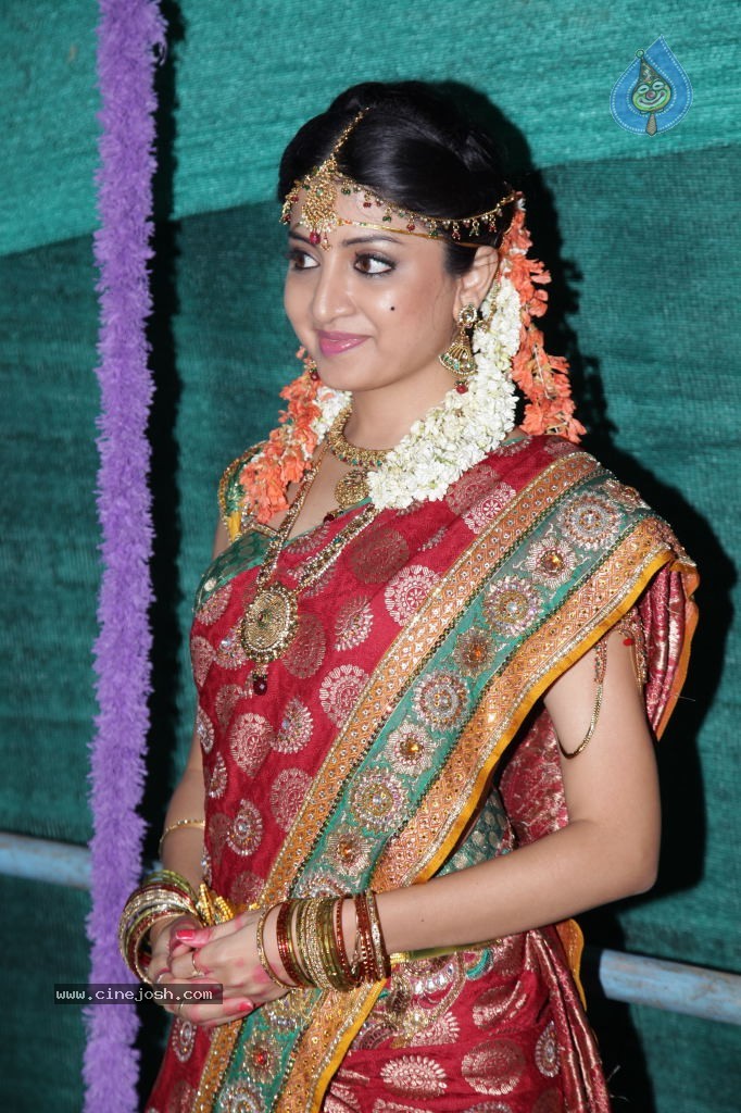 Poonam Kaur Cute Stills - 25 / 44 photos