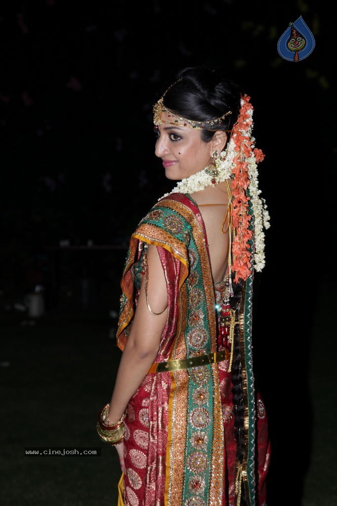 Poonam Kaur Cute Stills - 30 / 44 photos