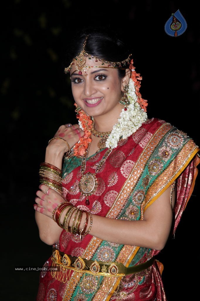 Poonam Kaur Cute Stills - 33 / 44 photos