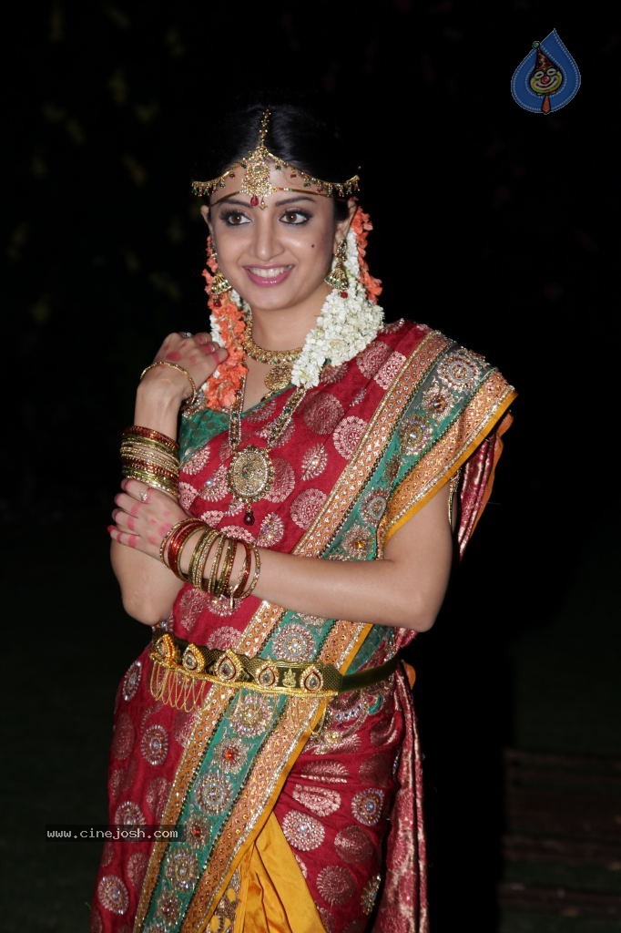 Poonam Kaur Cute Stills - 34 / 44 photos