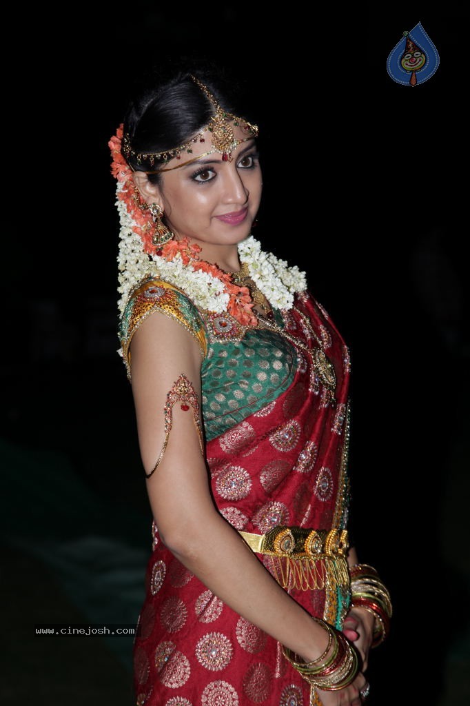 Poonam Kaur Cute Stills - 36 / 44 photos