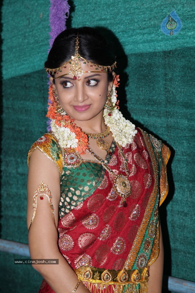 Poonam Kaur Cute Stills - 37 / 44 photos