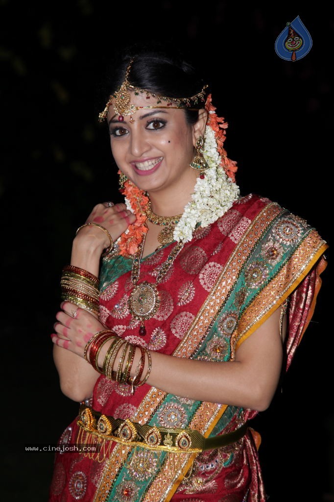 Poonam Kaur Cute Stills - 40 / 44 photos