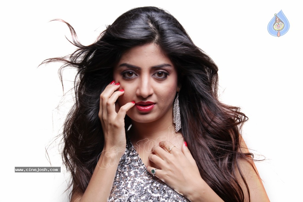 Poonam Kaur Hot Gallery - 4 / 41 photos