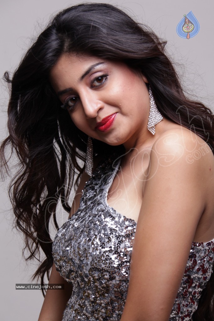 Poonam Kaur Hot Gallery - 7 / 41 photos