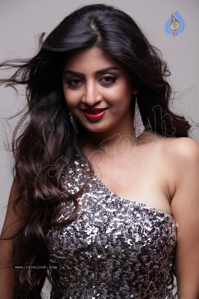 Poonam Kaur Hot Gallery - 10 / 41 photos