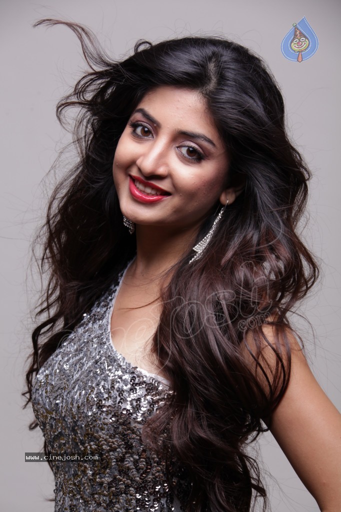 Poonam Kaur Hot Gallery - 13 / 41 photos